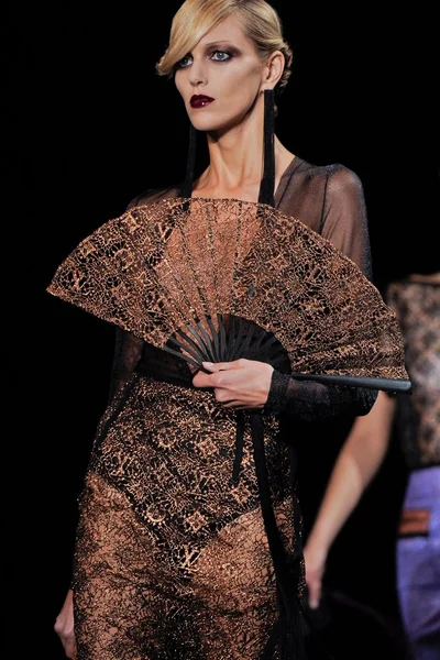 Look 19